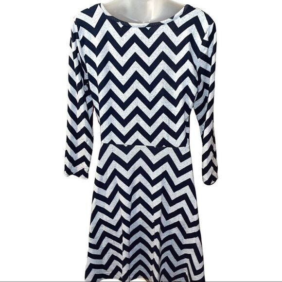 I’m in Love with… Derek Chevron Dress - Picture 4 of 5